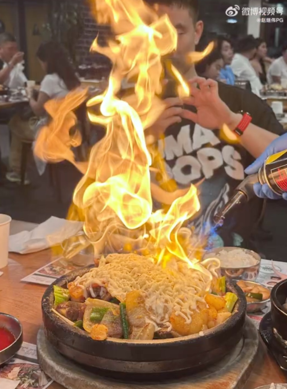 edNqW, 王岚嵚共同, 的首次公开